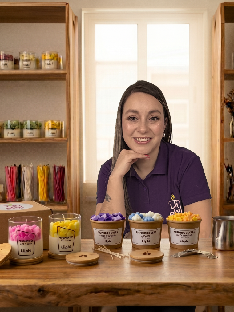 Proceso artesanal de creación de velas Lliphi — vertido de cera de soya a mano